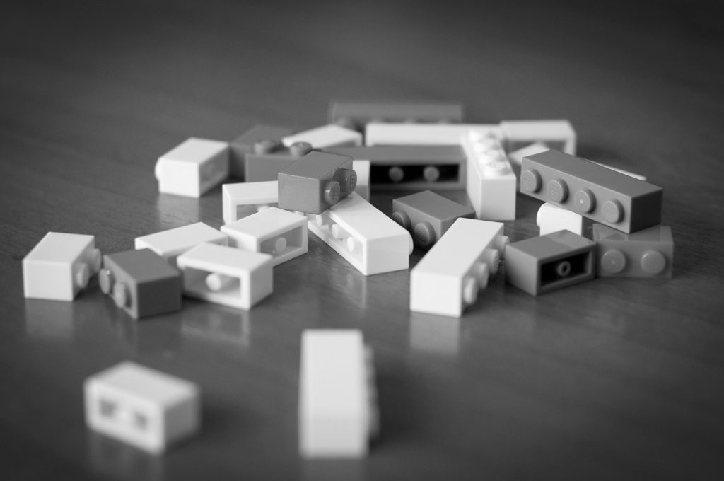 Ein bunter Klotz aus Lego-Steinen